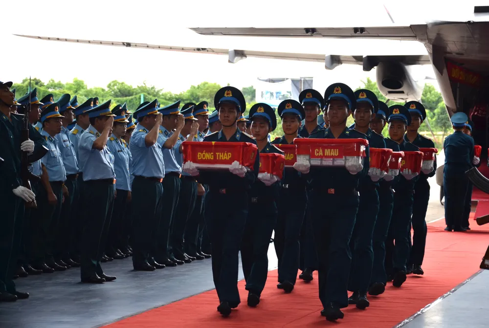 Bo Quoc phong tiep nhan mau hai cot liet si Quan khu 9 5.jpg