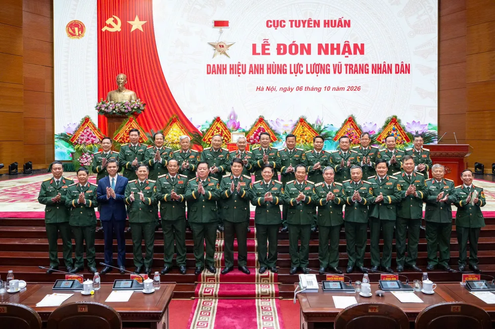 Cuc Tuyen huan don nhan danh hieu Anh hung LLVTND 1.jpg