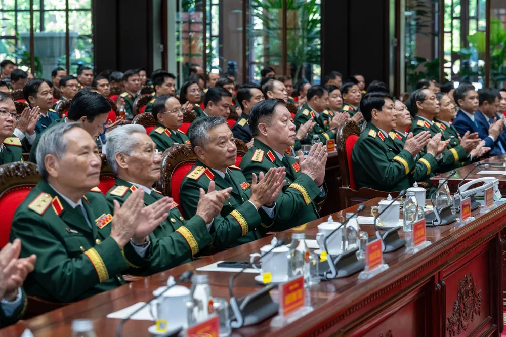 Cuc Tuyen huan don nhan danh hieu Anh hung LLVTND 2.jpg