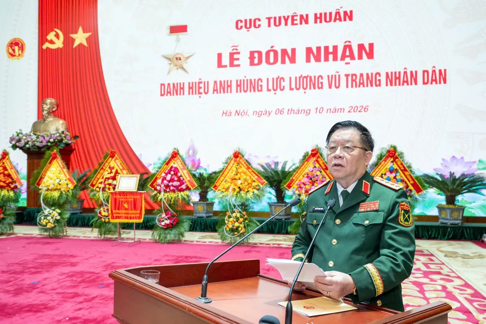 Cuc Tuyen huan don nhan danh hieu Anh hung LLVTND 5.jpg