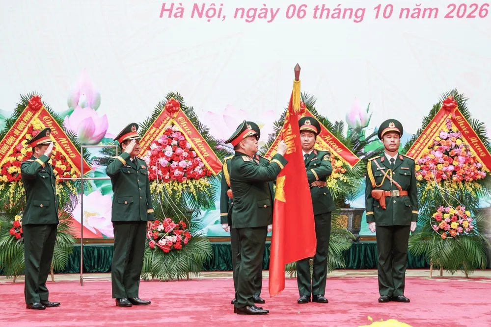 Cuc Tuyen huan don nhan danh hieu Anh hung LLVTND 7.jpg