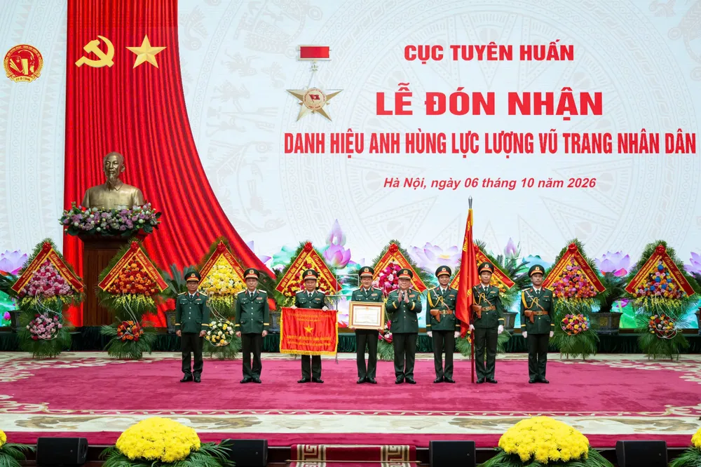 Cuc Tuyen huan don nhan danh hieu Anh hung LLVTND 8.jpg