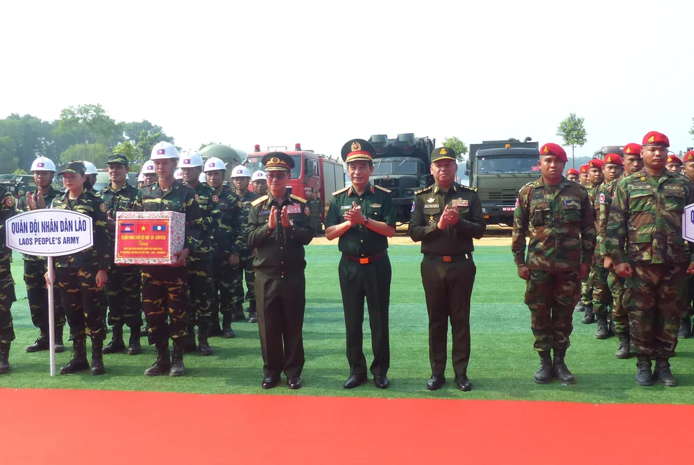 Anh dien tap phong thu dan du VN-Lao-CPC 21.jpg