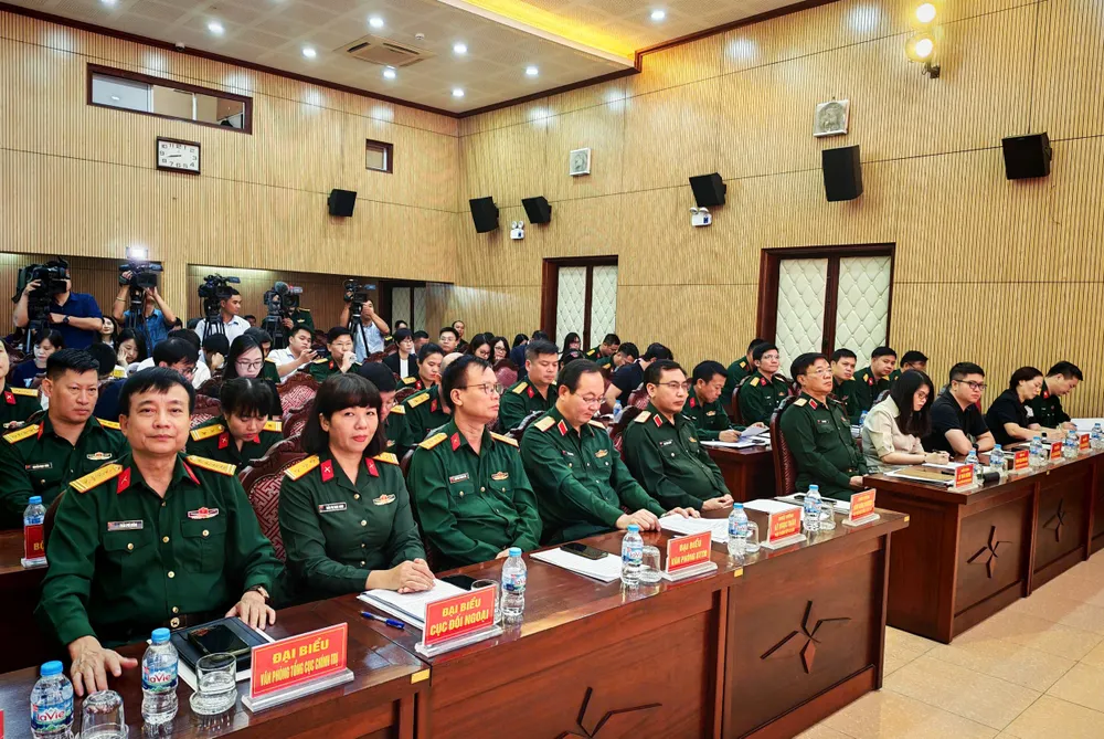 Hop bao Trien lam Quóc phong 3.jpg