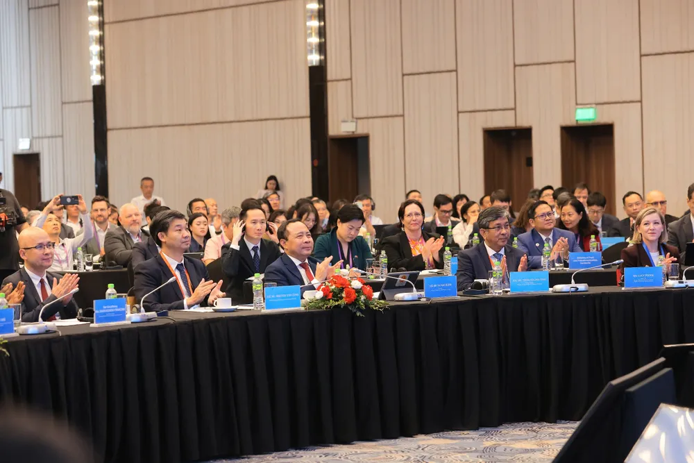 Anh khai mac Tuan le so VN 1.jpg