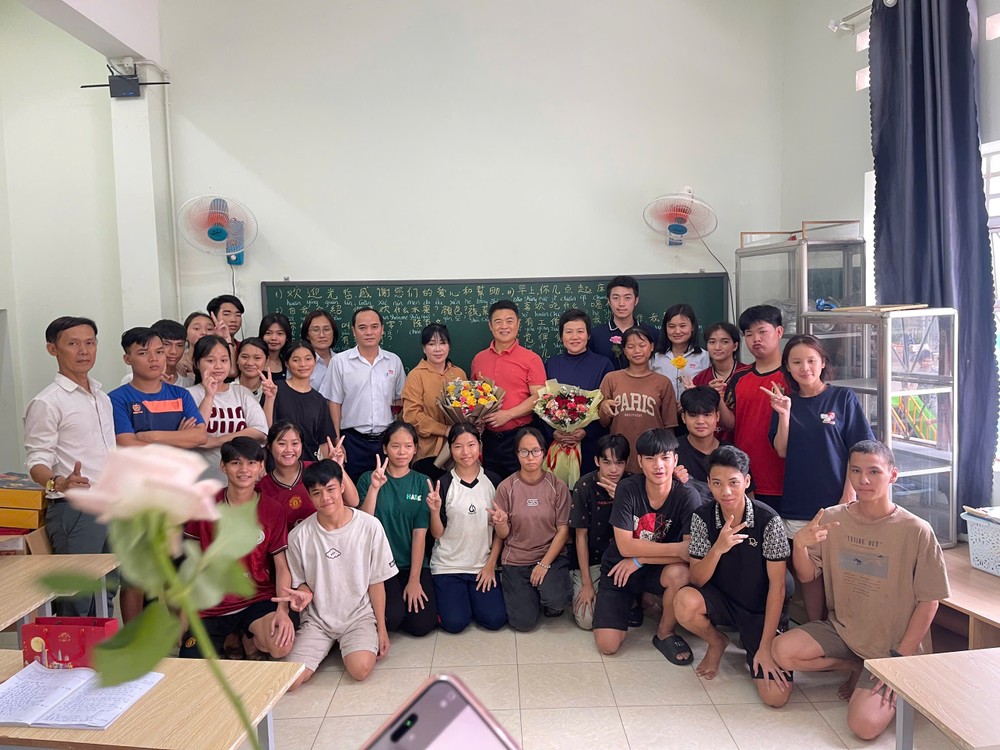 大发食品股份有限公司主理人许玉林与就读中文的孤儿合影。