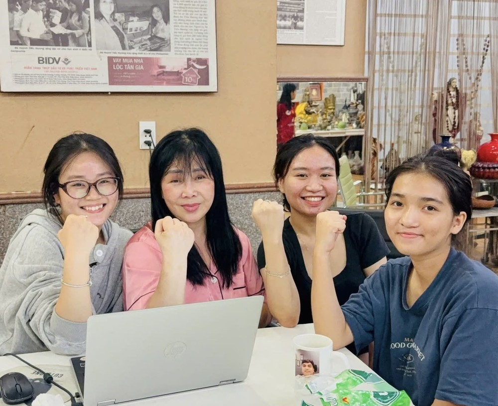 市故乡人道中心主任黄小香（左二）鼓励赴台留学的孩子