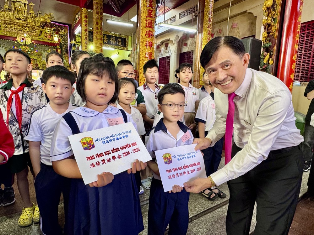 海南会馆理事长林明辉向优秀生颁奖