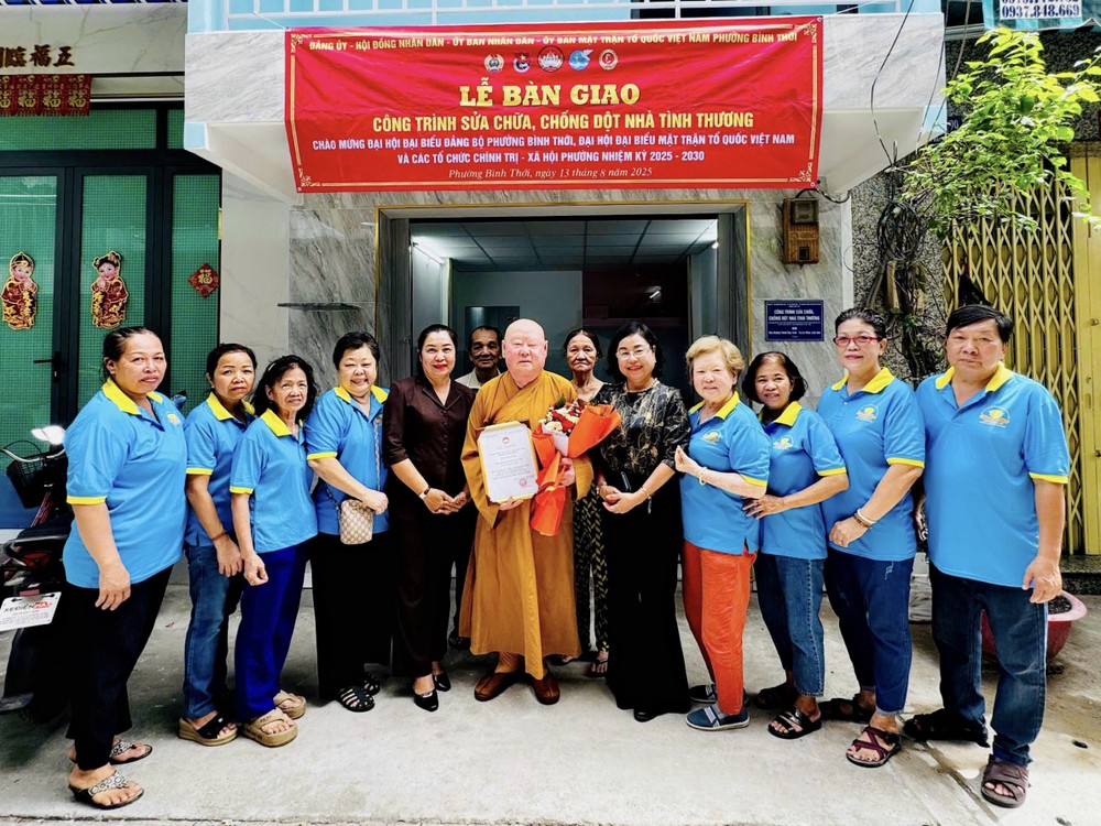 平泰坊领导与莲华寺住持释惟镇和尚向华人贫困户移交“温情屋”