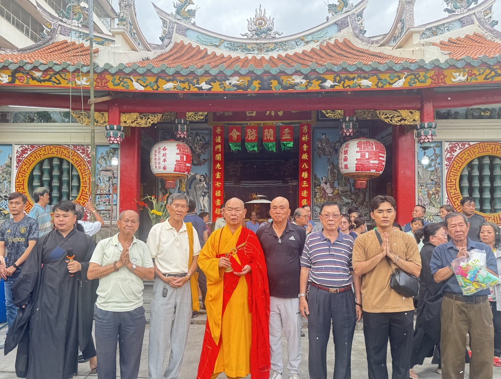 福建二府会馆行的盂兰普度法会。