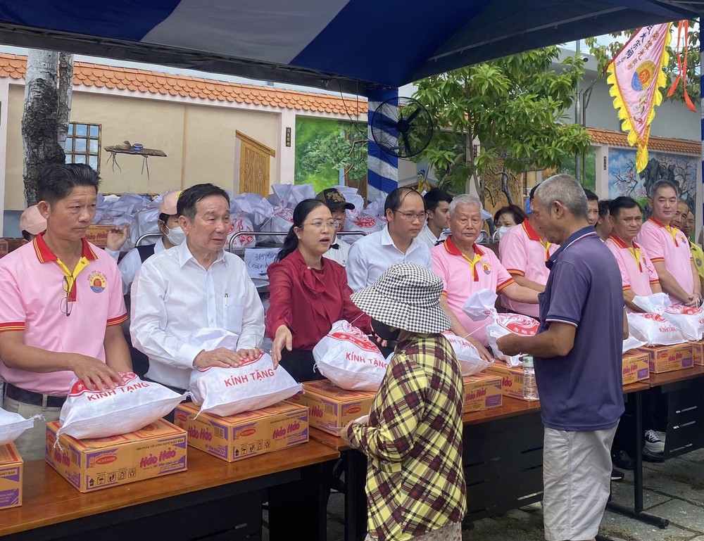 郑氏宗祠诸位理事会和地方领导向贫困者派发济贫礼物