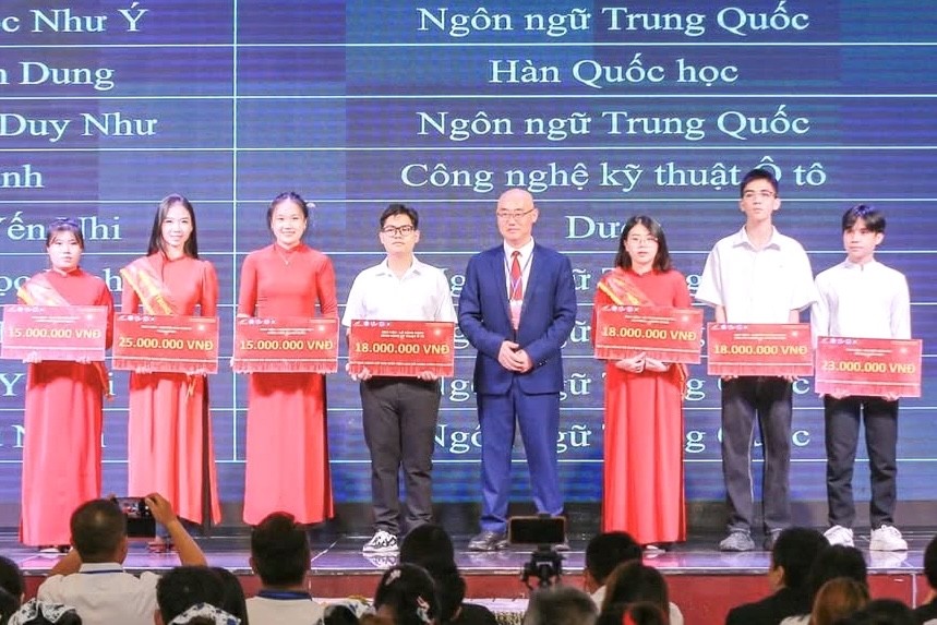 同奈省雒鸿大学向贫困生颁发资助金