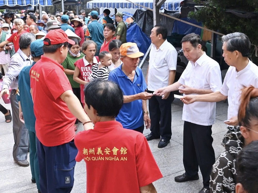 义安会馆理理事会向贫困者派发米票