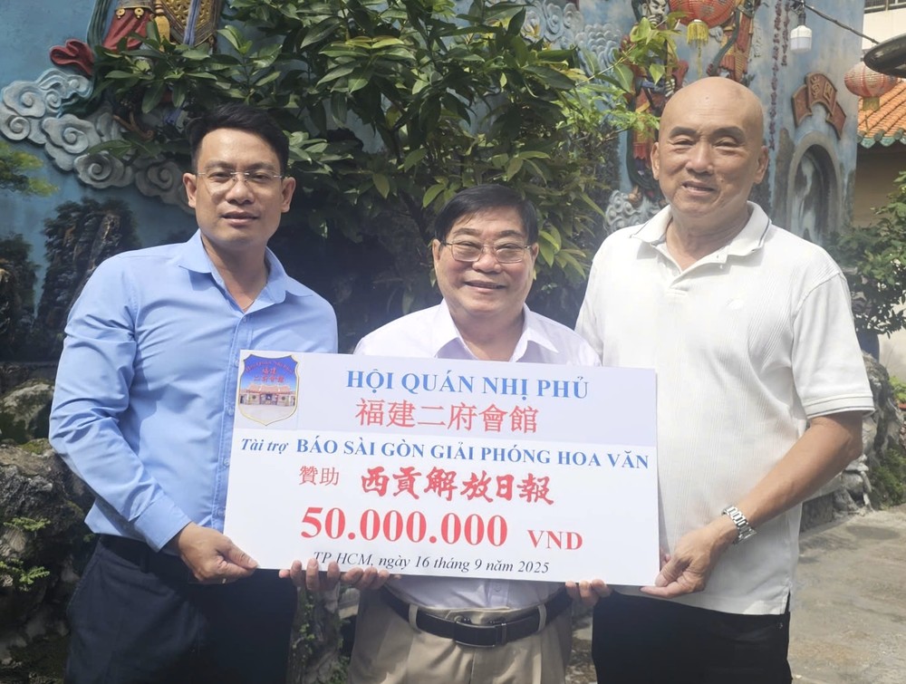 福建二府会馆理事长彭伟强（中）、理事赖学良（右一）已向本报领导移交5000万元。