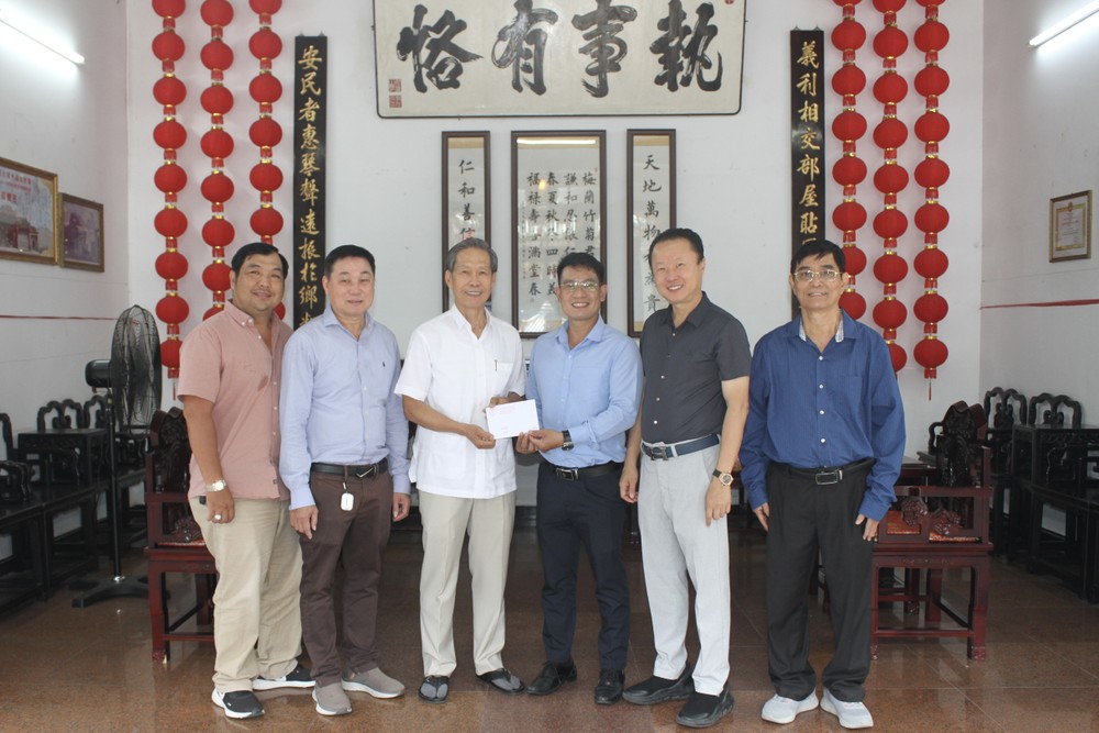 本市潮州义安会馆理事会代表向本报领导移交经费