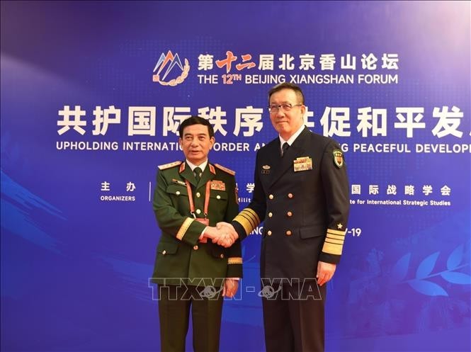 国防部长潘文江大将与中国国防部长董军上将。