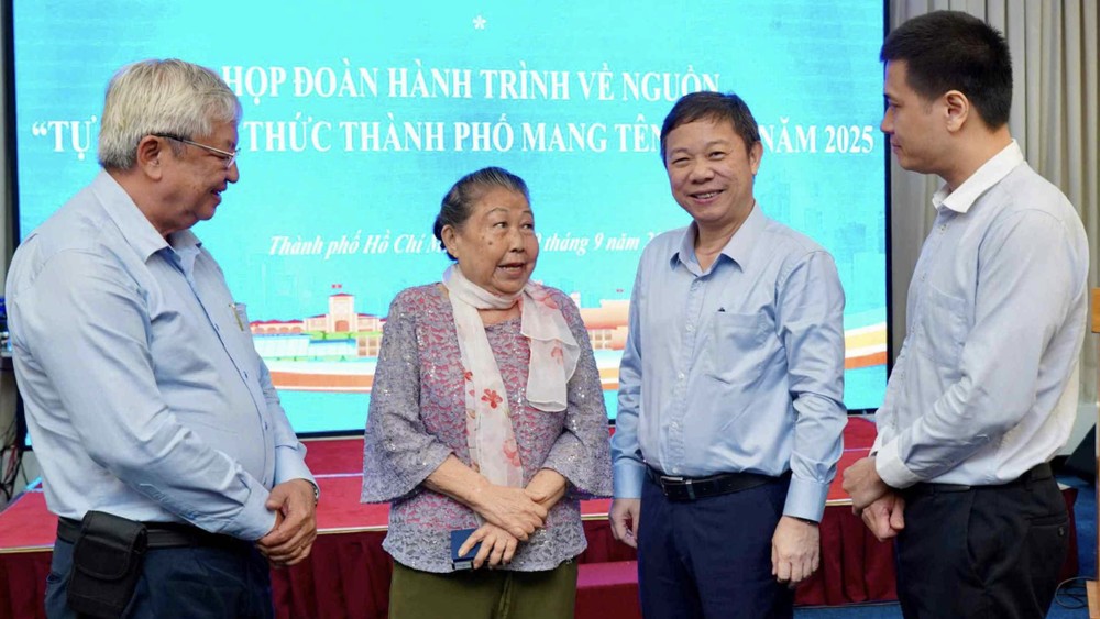 市委宣教与民运主任杨英德、副主任阮越龙与参加溯源之旅的知识分子交流。