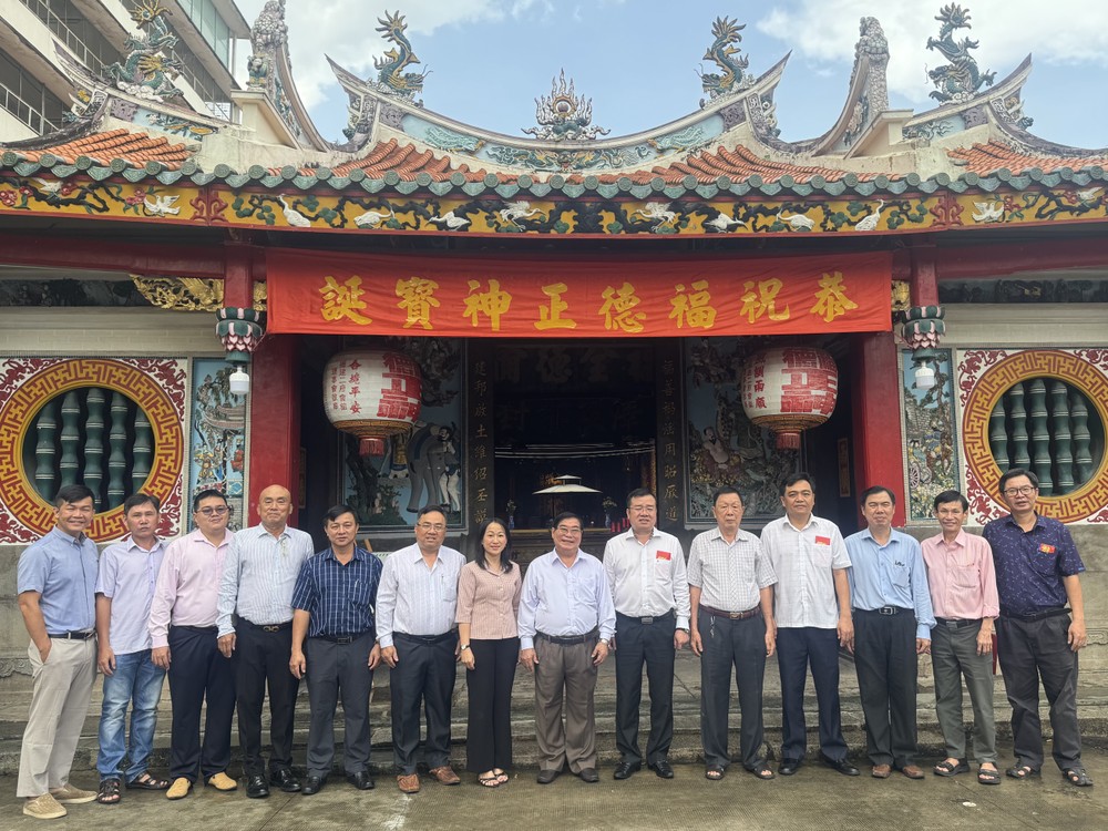 市民族与宗教厅领导团与二府会馆合影