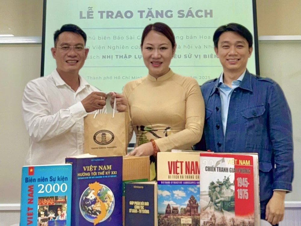 本报向市人文与社会科学大学研究院赠送书籍