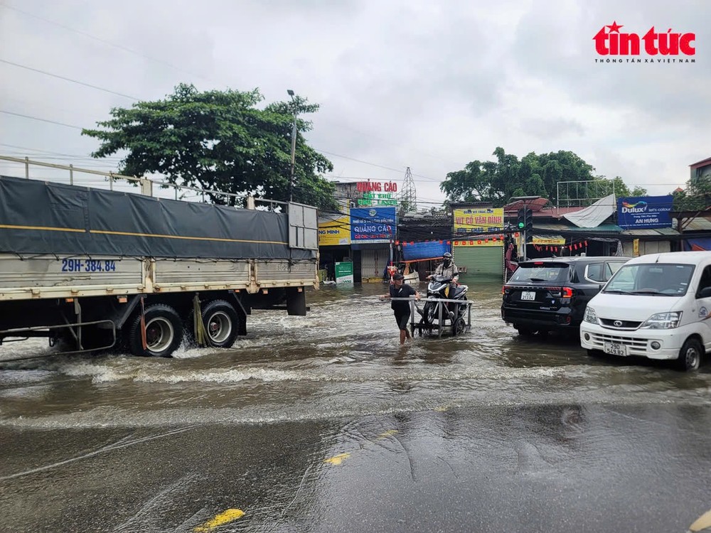 10月1日早晨，仍有不少车辆因驶入积水路段而熄火。