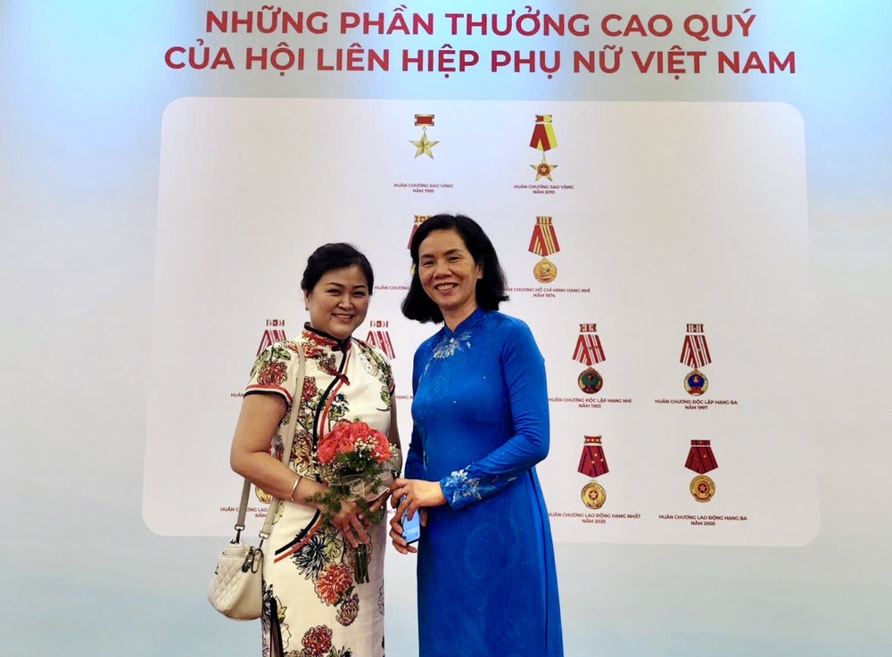 越南妇女联合会主席阮氏雪（右）鼓励华人妇女吴丽株。