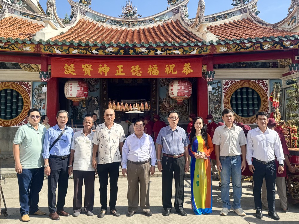 福建二府会馆第十三届理事会与贵宾合影留念。