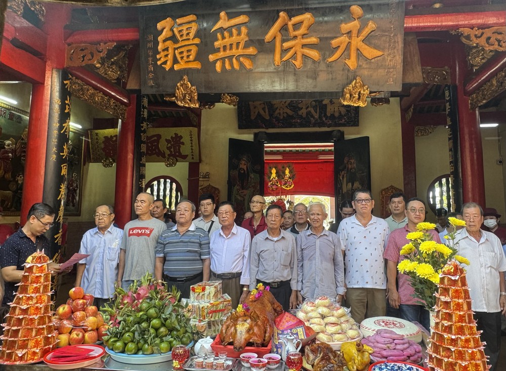 周氏宗祠敬备丰盛供品敬拜本头公。