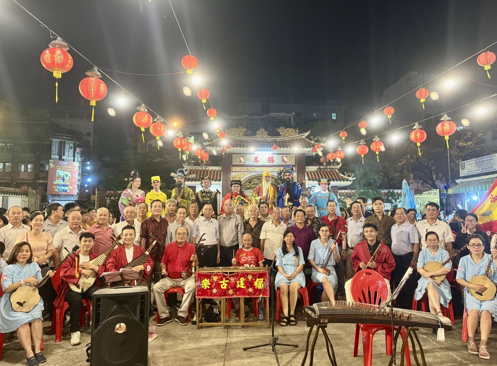 各福建社团代表与福建古乐团及高跷八仙合影。