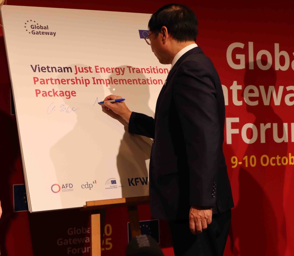 越南政府副总理裴青山出席公布仪式。