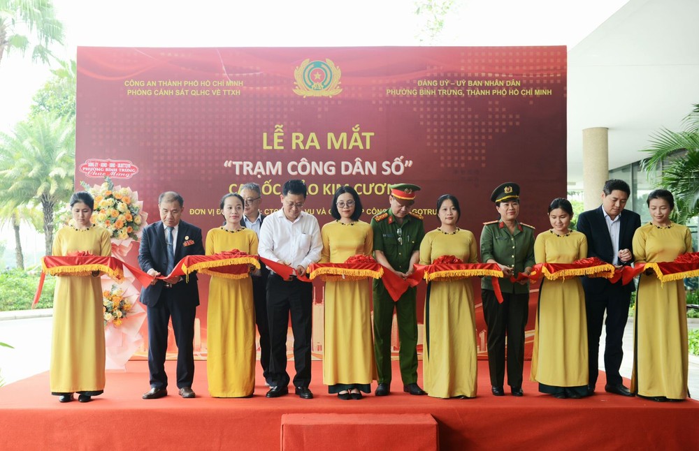 胡志明市公安厅和平征坊人委会代表为居民区“数字公民站”揭幕剪彩。 