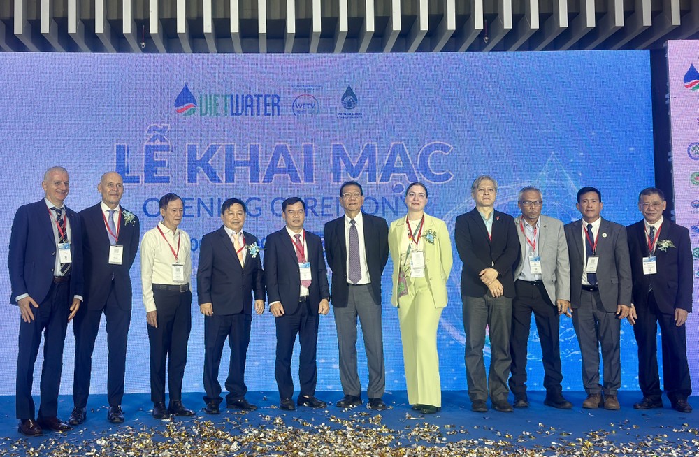 展览主办单位与嘉宾合照留念。