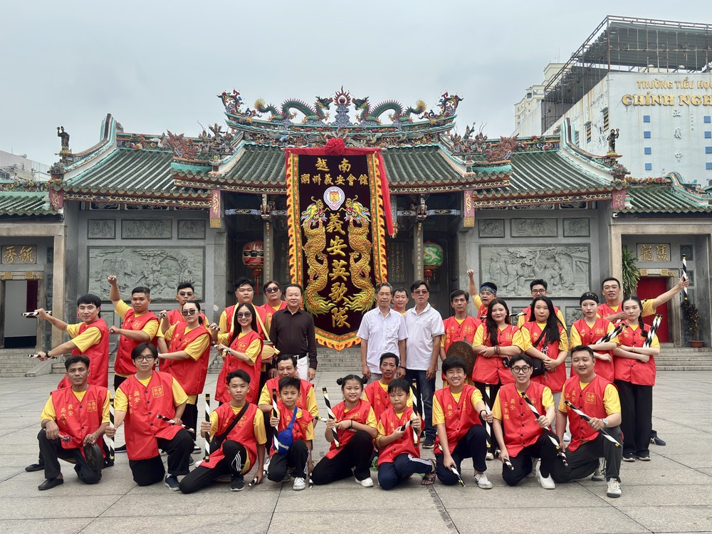 义安会馆会长陈振炎、常值副会长庄事勇与英歌队成员合影。