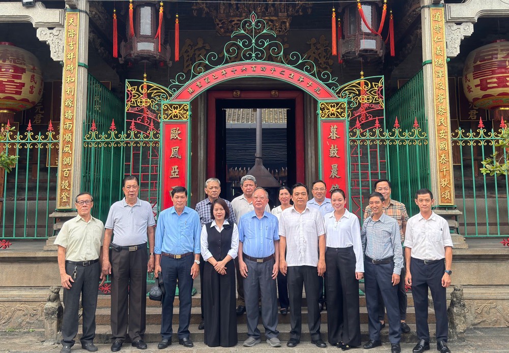 政府宗教委员会工作团与市民族与宗教厅和穗城会馆理事会代表合照。