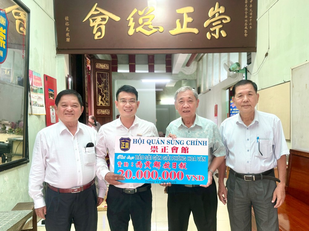 崇正会馆理事長鄭鑫發、常值副理事長黃木錦、副理事长兼财政賴振倫向《西贡解放报》执行编辑文忠孝移交3000万元赞助经费。