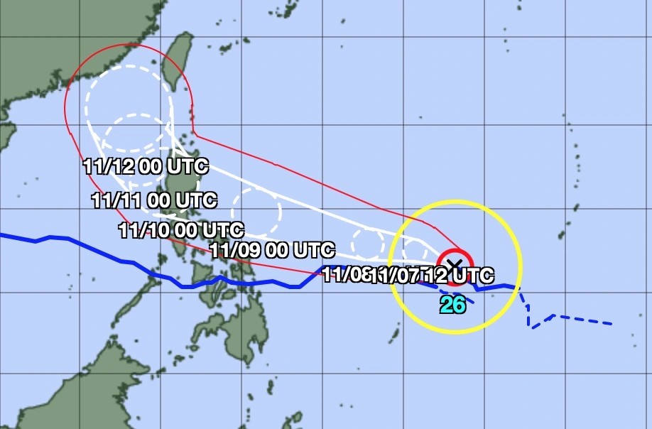 台风“凤凰”正持续增强，预计将在下周初逼近东海东北海域。