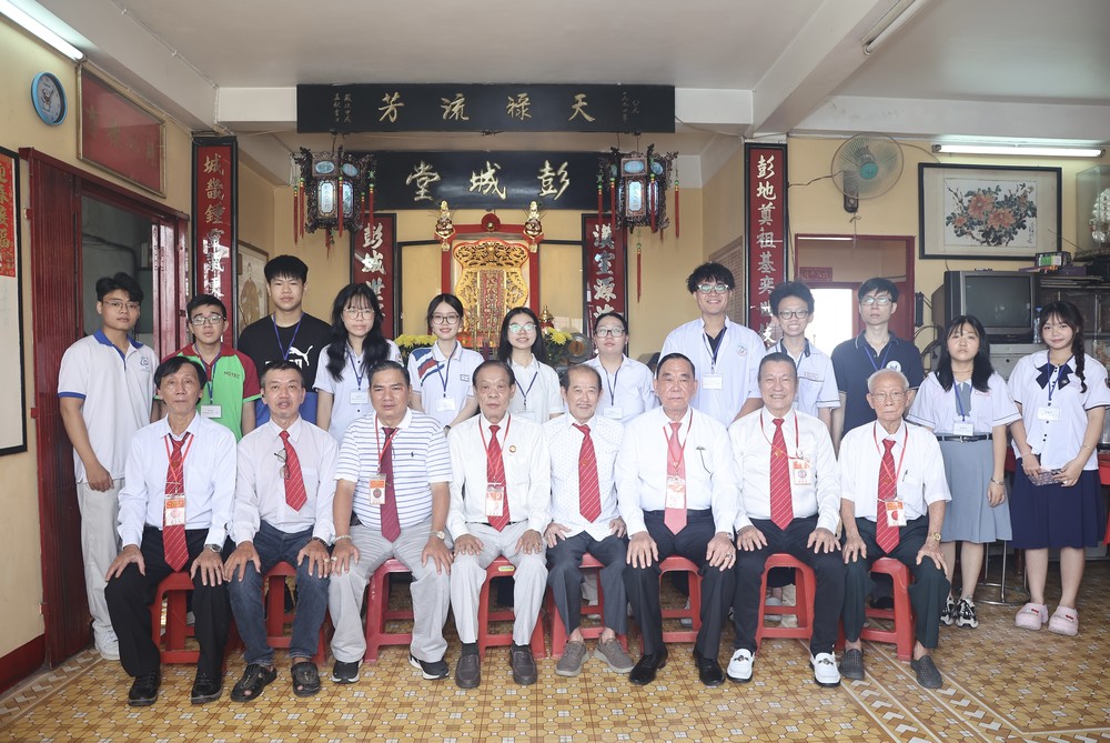 刘氏宗祠理监事与优秀子弟合照。