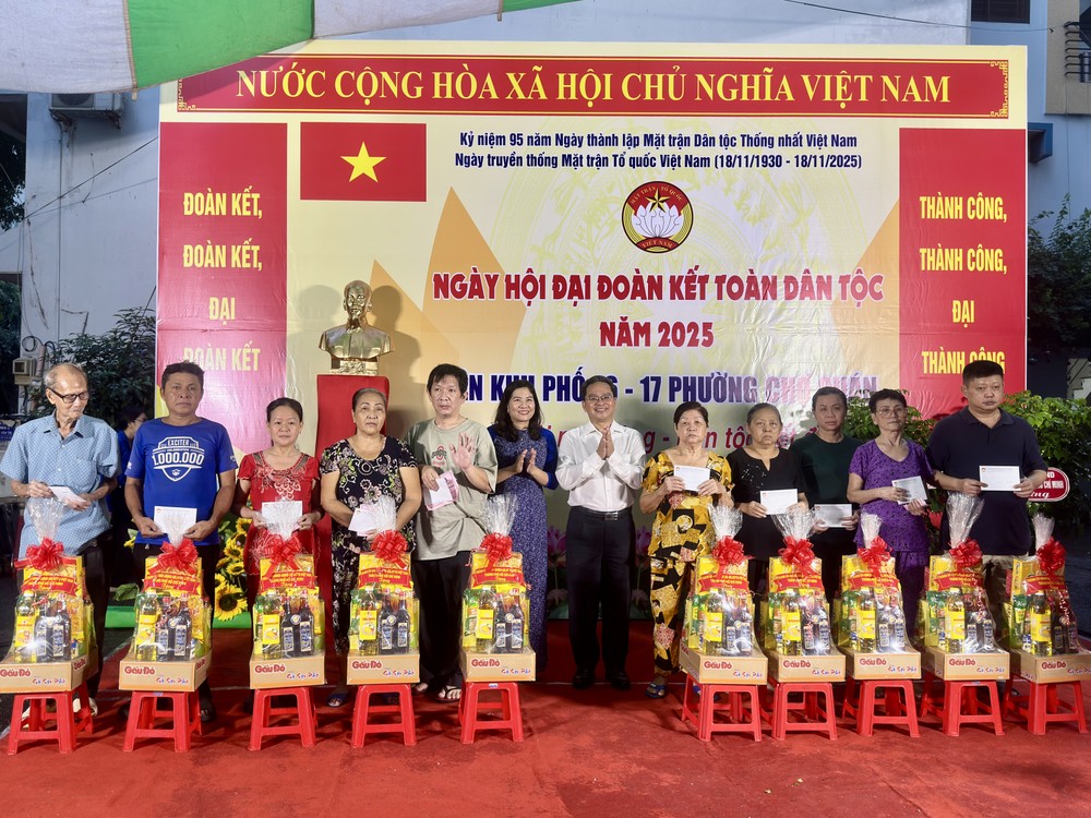 胡志明市越南祖国阵线委员会副主席范明俊、市妇女联合会副主席阮氏玉玲代表本市向贫困者赠送礼物。