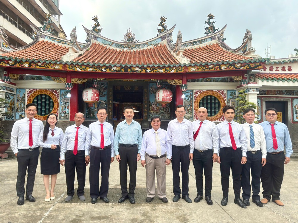 中国驻胡志明市总领事唐立、副总领事徐州与二府会馆理事会合影。