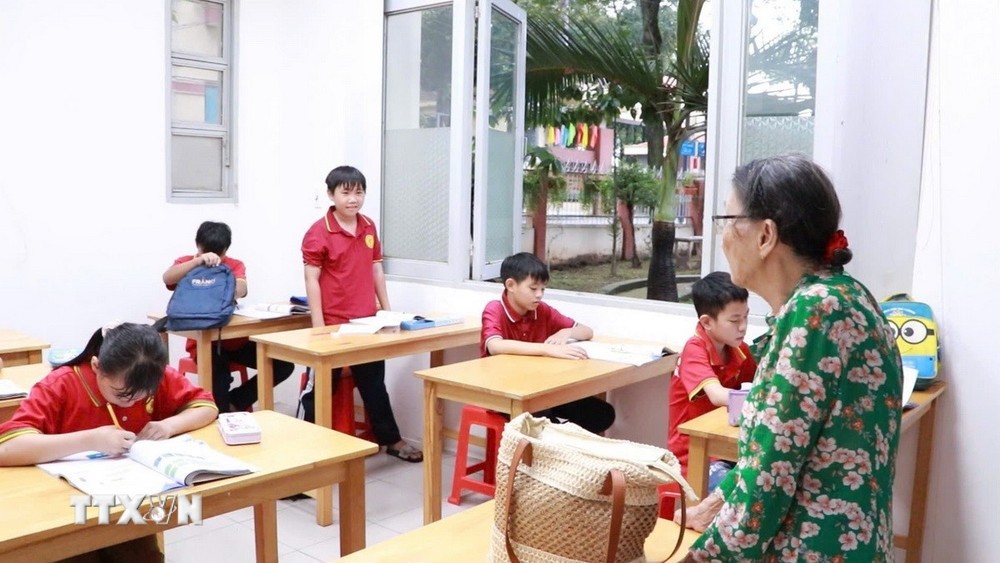 阮氏巴老教师在爱心班教学。