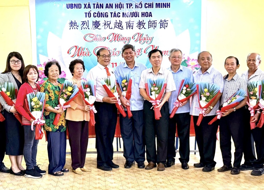 胡志明市宗教民族厅副厅长曾福禄与来宾祝贺教师节。