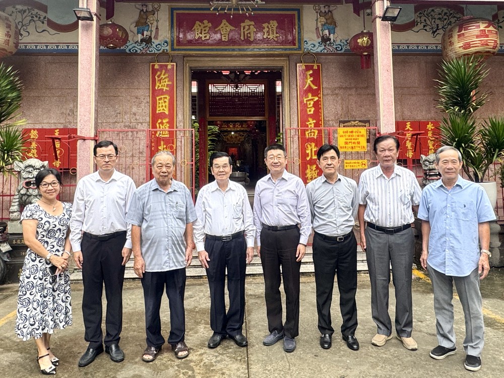 中国驻胡志明市总领事唐立、副总领事徐州与海南会馆理事会合影。