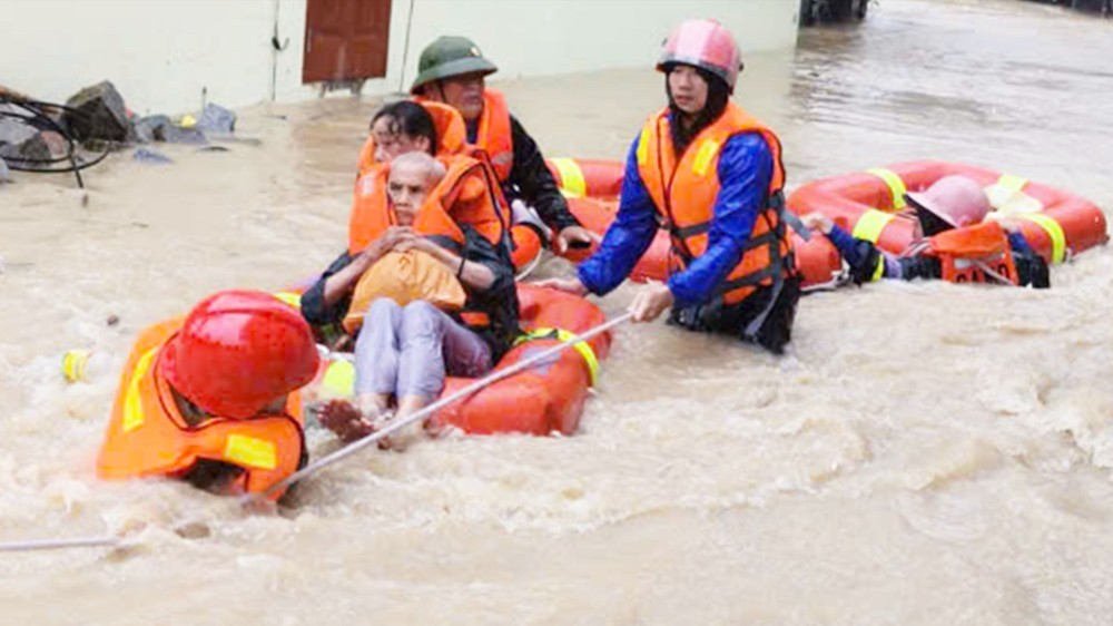  警方正设法进入嘉莱省河清河下游受深度淹没的居民区。