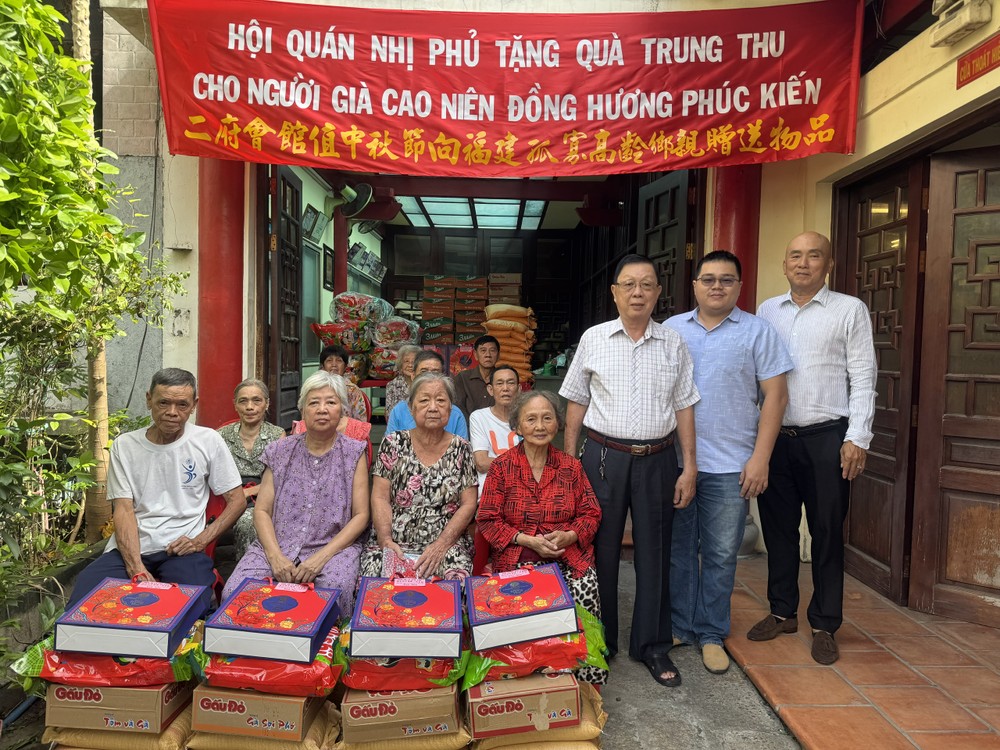 福建二府会馆理事会代表向“孤寡暨高龄乡亲”赠送礼物。