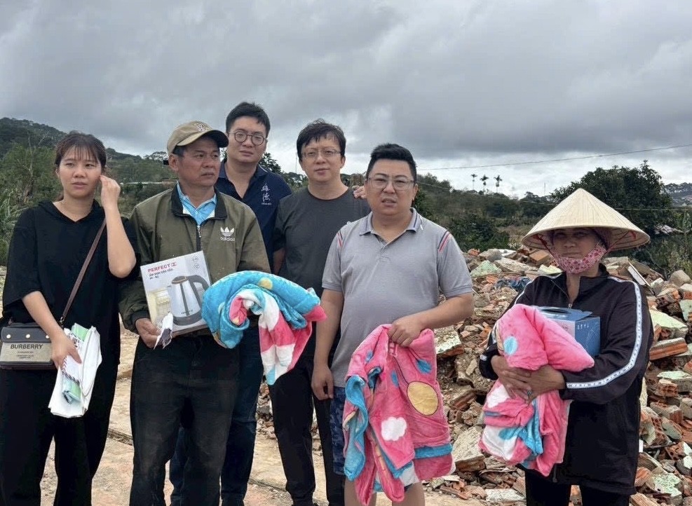 台商赈济团向林同省灾民赠送物资。