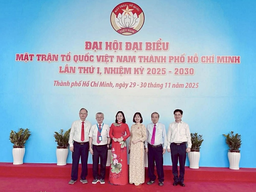 华人代表与市越南祖国阵线委员会领导合影。