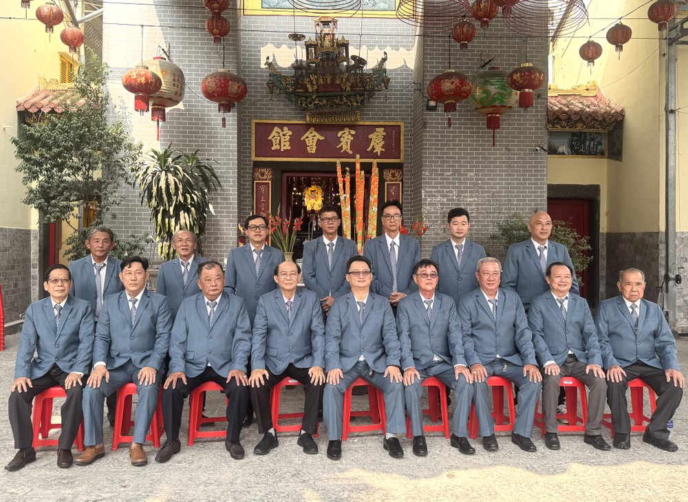 胡志明市崇正兴宁福利会第十二届理监事会合影。