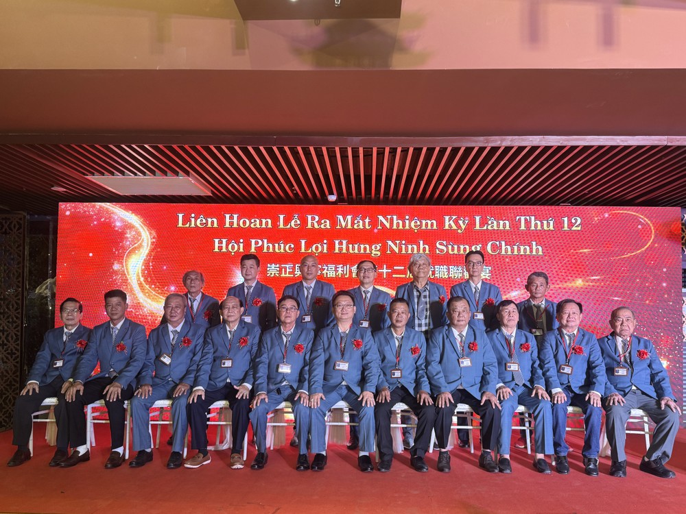 胡志明市崇正兴宁福利会第十二届理监事会合照。