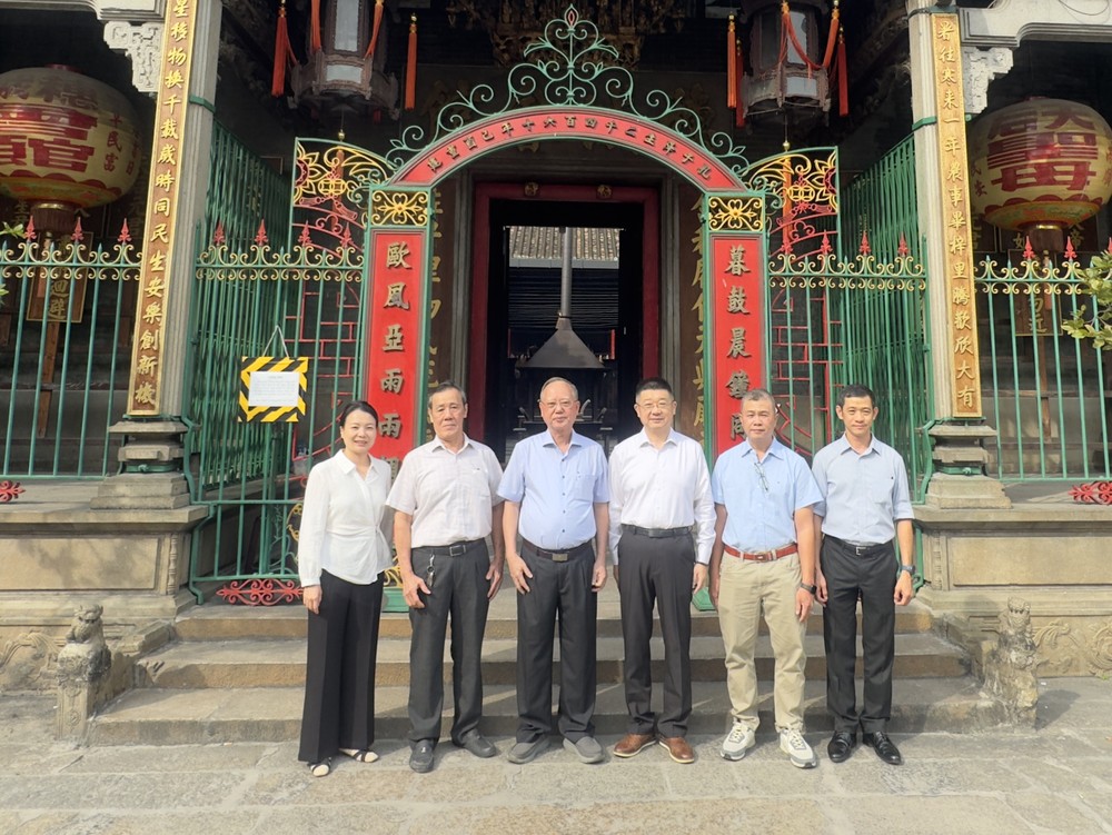 中国驻胡志明市总领事唐立与穗城会馆理事会成员合影。