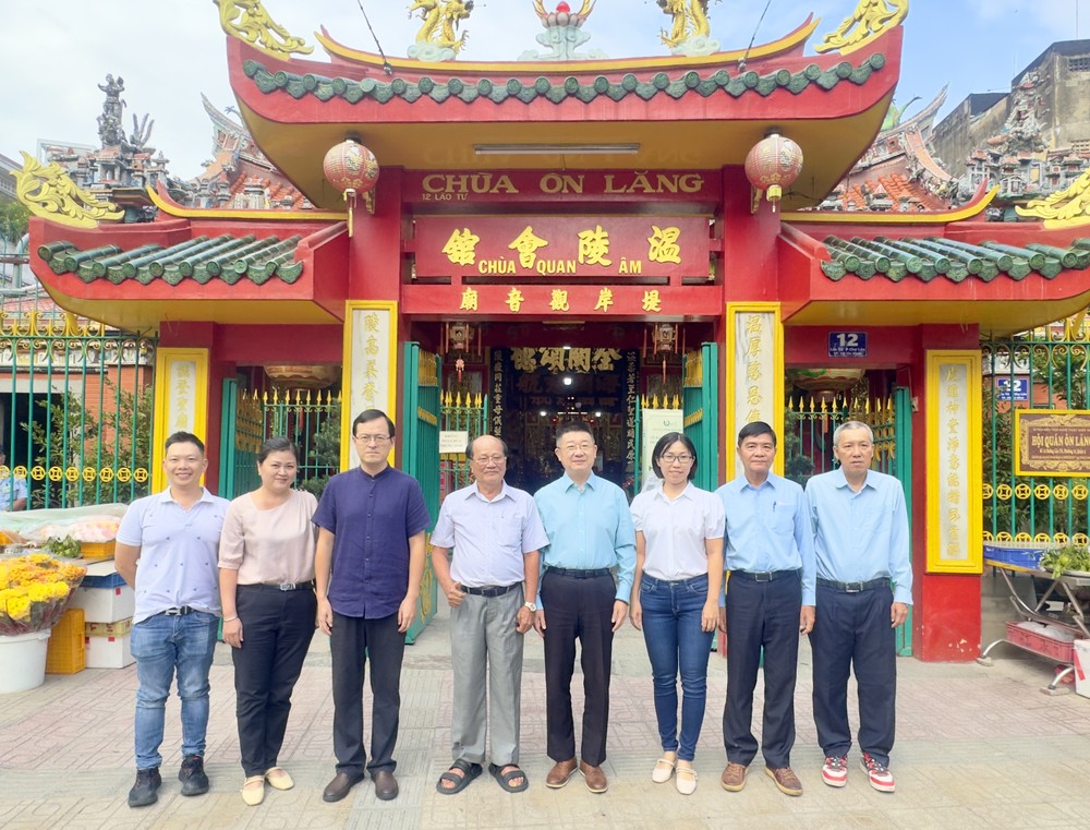 中国驻胡志明市总领事唐立与温陵会馆理事会合影。