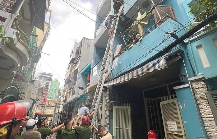 消防员使用梯子救出2名受困者。